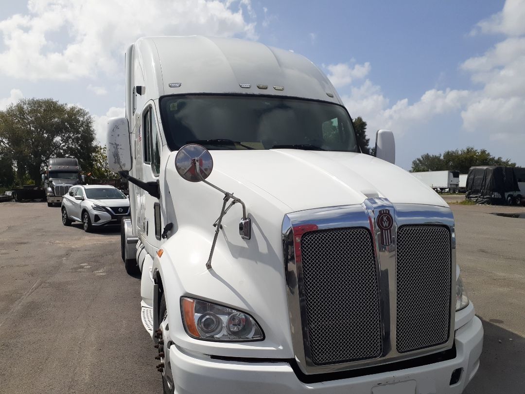 2013 KENWORTH T 700 - Image 2